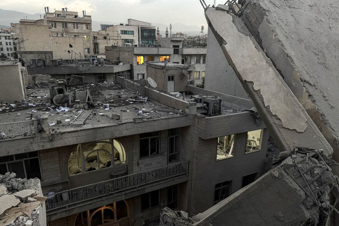 Destroços de prédio iraniano após ataque israelense