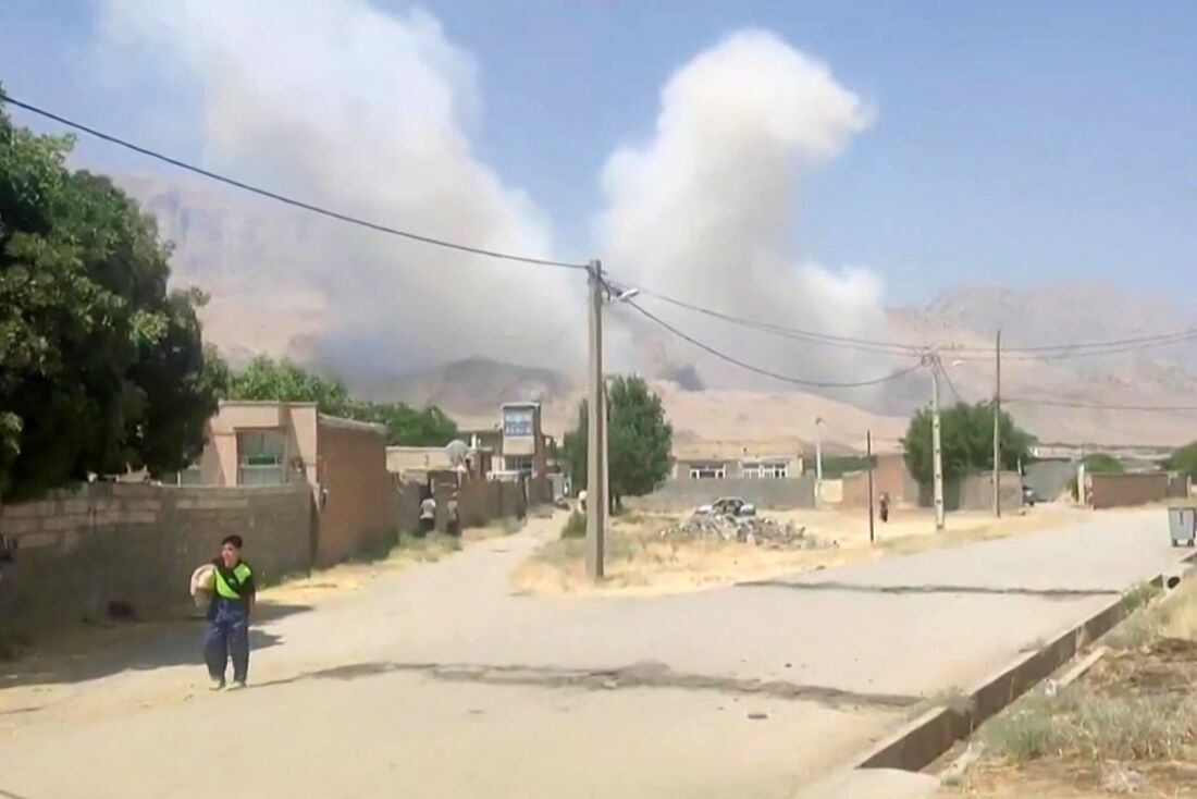  Fumaça subindo após um ataque israelense na província ocidental de Kermanshah, no Irã, em 13 de junho de 2025.
