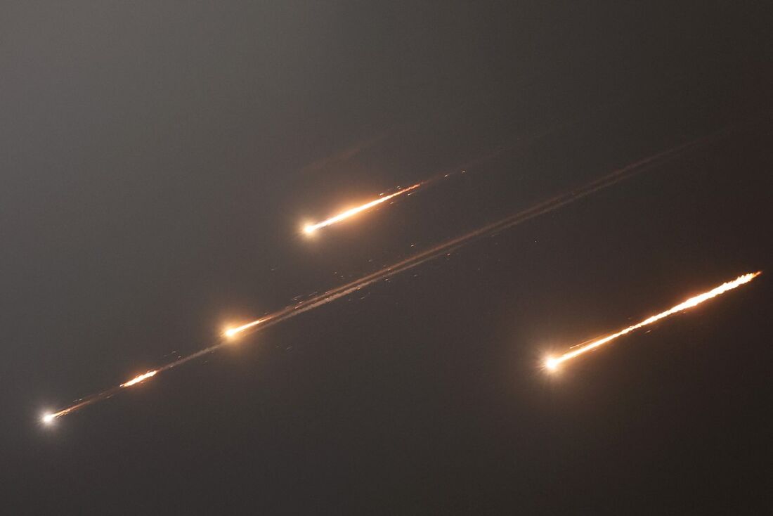  Esta imagem mostra rastros de foguetes no céu acima de Jerusalém em 13 de junho de 2025.