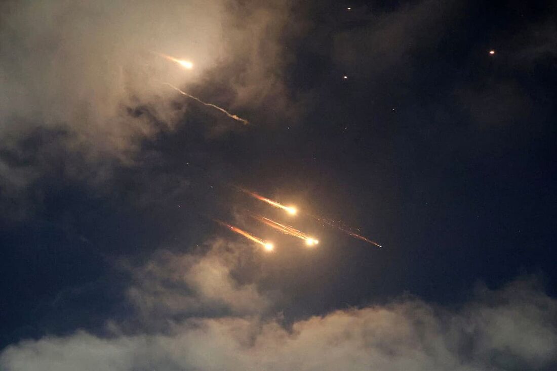 Esta imagem mostra rastros de foguetes no céu acima de Netanya em 13 de junho de 2025.