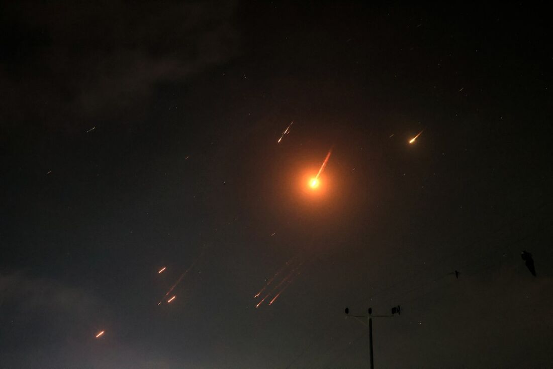 Restos de mísseis disparados do Irã em direção a Israel deixam rastros no céu noturno da Faixa de Gaza