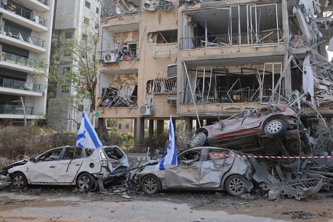 Prédio danificado em local atingido por míssil disparado do Irã na cidade israelense de Ramat Gan