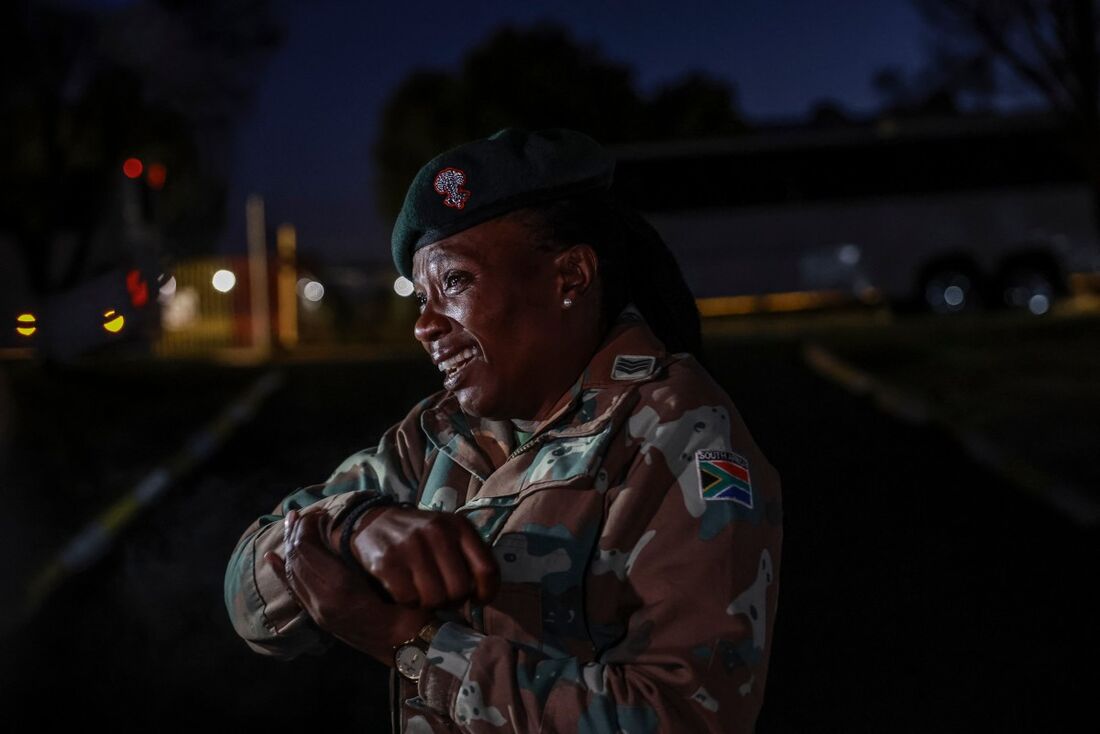 O Sargento Motshidisi Mothibeli, da Força de Defesa Nacional da África do Sul (SANDF), reage à chegada à Base Militar de Tempe, em Bloemfontein, em 14 de junho de 2025, após sua retirada do leste da República Democrática do Congo, onde haviam sido destaca