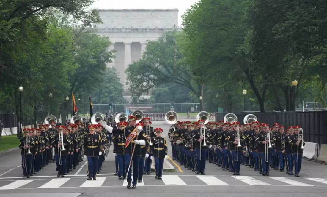 Tropas marcham nas ruas de Washington em parada militar em homenagem aos 250 anos do Exército  Foto: Andrew Leyden/Getty Images/AFP