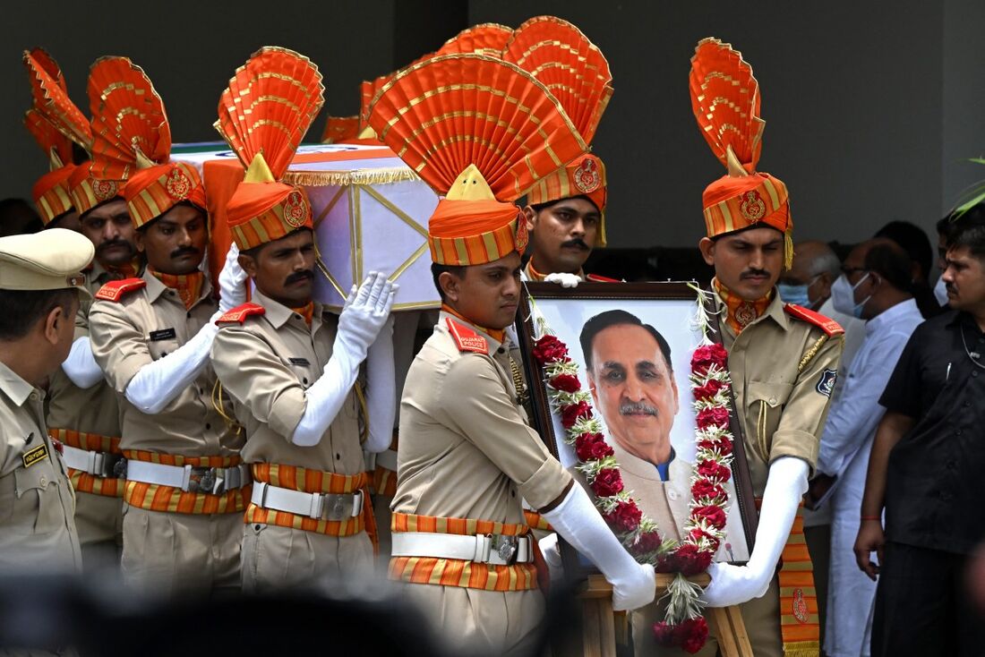 Soldados carregam o caixão de Vijay Rupani, ex-ministro-chefe do estado de Gujarat, na Índia, que morreu na queda do voo 171 da Air India