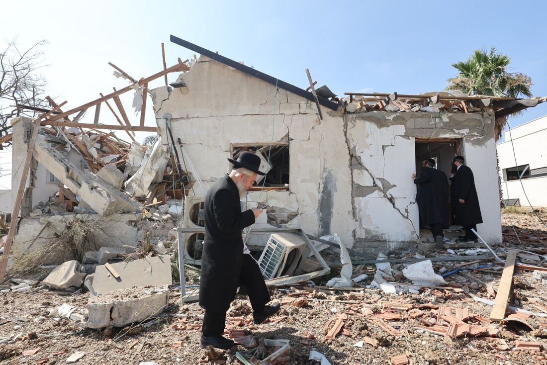 Destroços em Israel após bombardeio do Irã