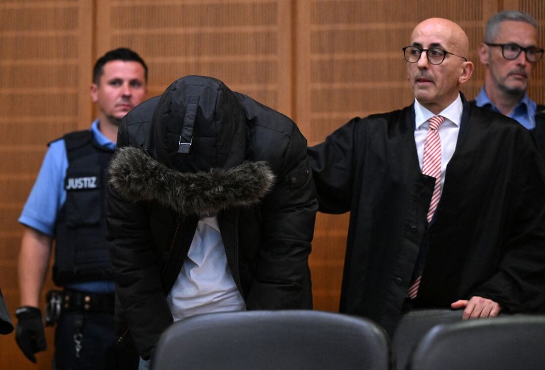 O réu Alaa Moussa, acusado de crimes contra a humanidade durante o regime do ex-ditador sírio Bashar al-Assad, chega ao tribunal para ouvir seu veredicto em 16 de junho de 2025