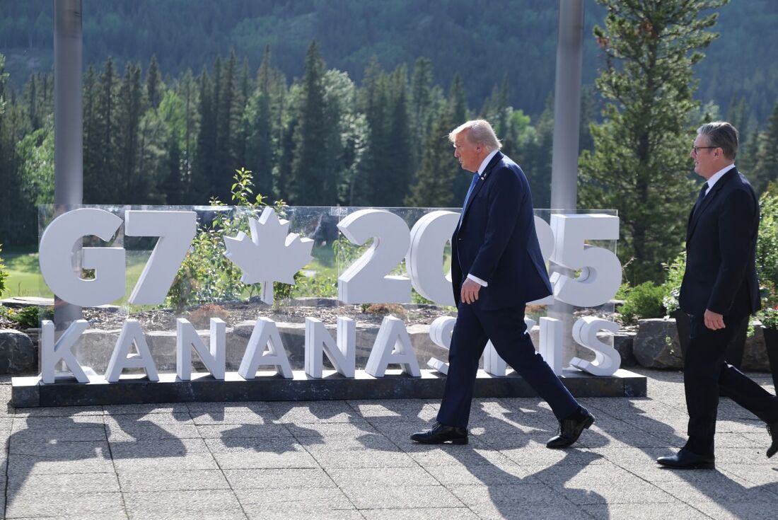 O presidente dos EUA, Donald Trump, e o primeiro-ministro britânico, Keir Starmer, chegam para a Cúpula do G7 em Kananaskis, Alberta, Canadá, em 16 de junho de 2025.