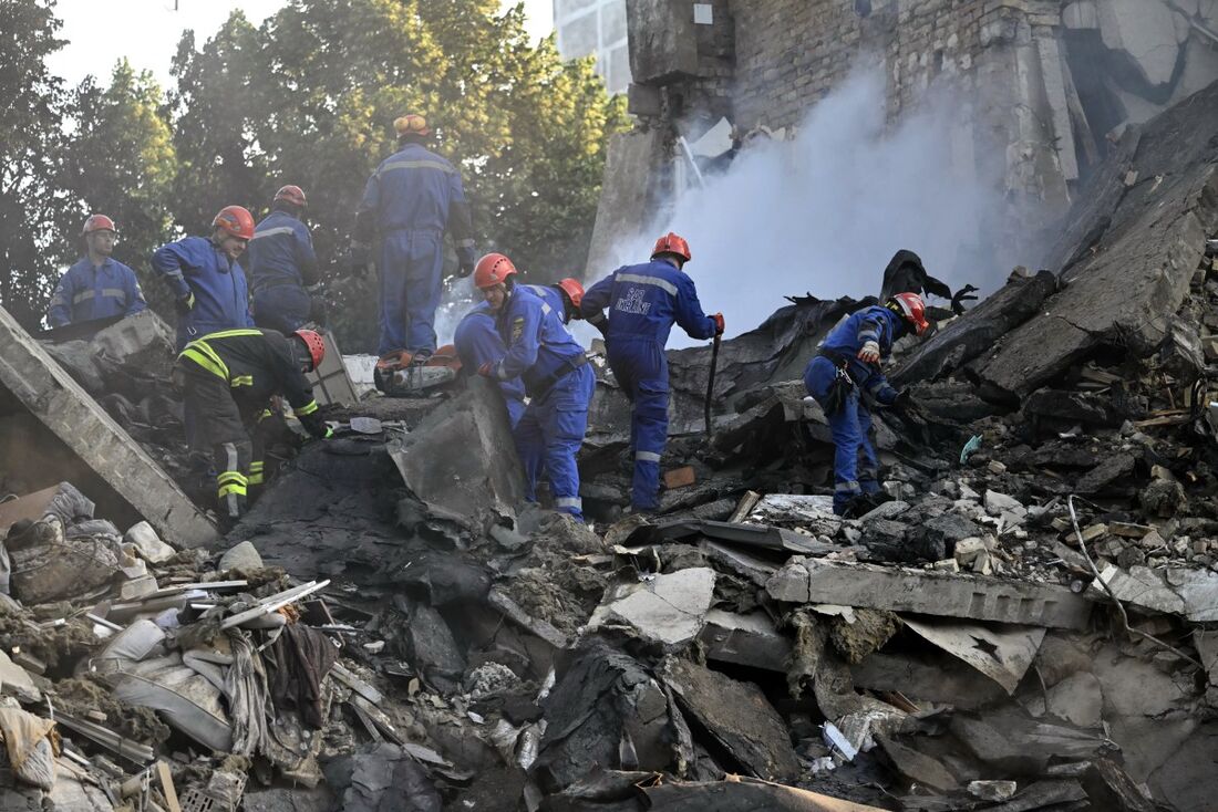 Equipe de resgate busca por sobreviventes nos escombros de um recente bombardeio em Kiev