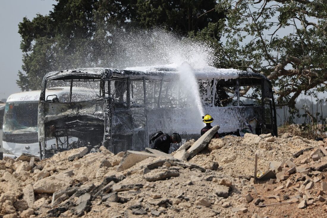 Bombeiros apagam incêndio em ônibus, resultado do confrinto Israel-Irã