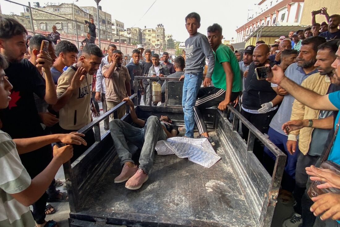 Palestino ferido por disparos israelenses em centro de distribuição é socorrido