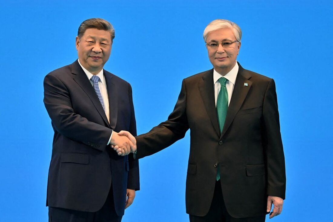 O presidente do Cazaquistão, Kassym-Jomart Tokayev (à direita), aperta a mão do presidente chinês, Xi Jinping (à esquerda), durante a Cúpula China-Ásia Central em Astana. 