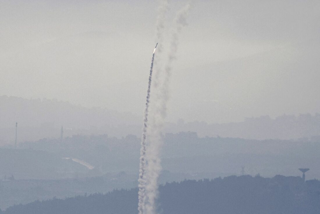 Sistemas de defesa aérea israelenses ativados para interceptar mísseis iranianos sobre Haifa