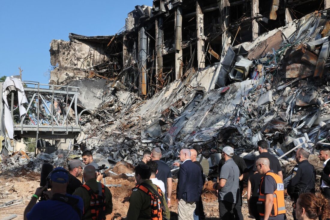 Benjamin Netanyahu visita escombros de prédio atacado pelo Irã