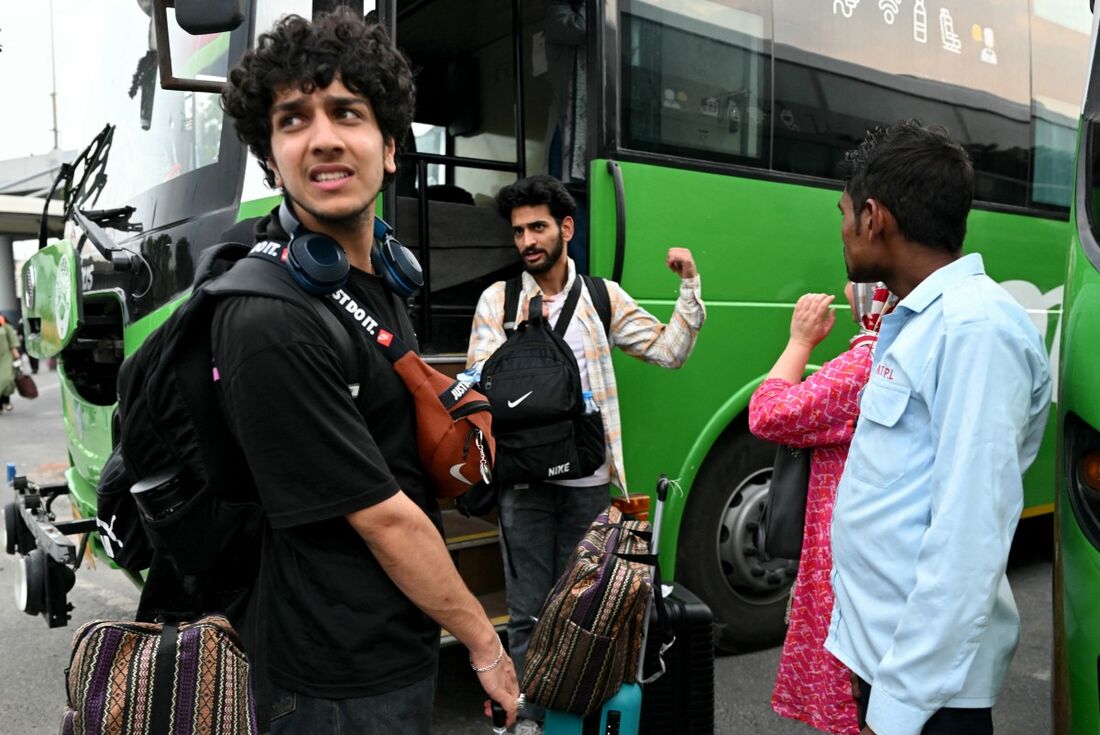 Grupo de indianos evacuando o Irã