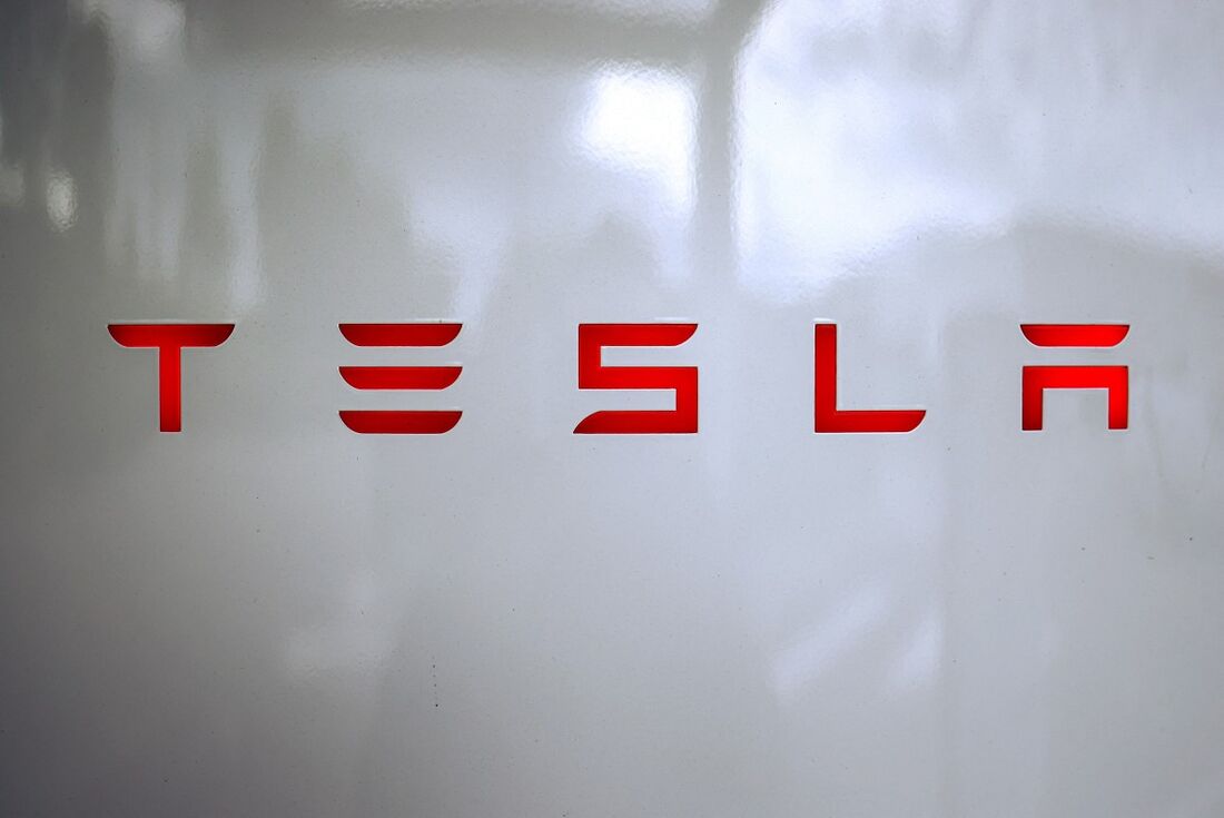 Uma foto mostra o logotipo da Tesla em um posto de recarga (Tesla Supercharger) em Chasse-sur-Rhône, região central da França