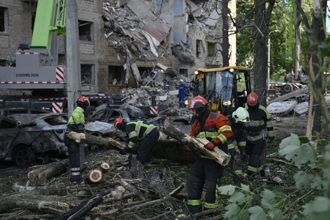 Operação em um edifício residencial, fortemente danificado após uma ataques russos em Kiev, Ucrânia