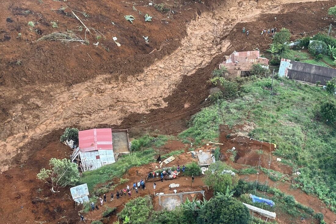 Deslizamento de terra deixou ao menos oito mortos em Bello, na Colômbia