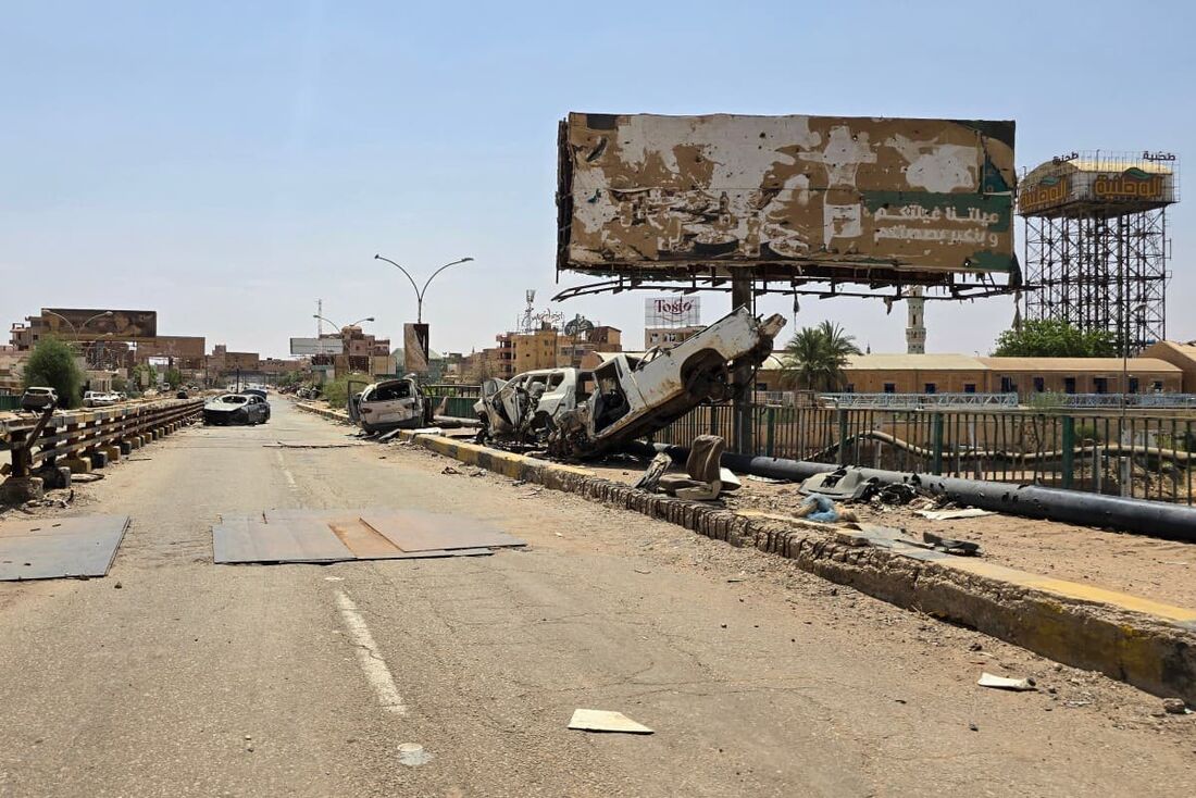 Os destroços de carros jazem sobre os restos da Ponte Shambat, que liga Omdurman e Bahri, em 24 de junho de 2025, na região da capital sudanesa.