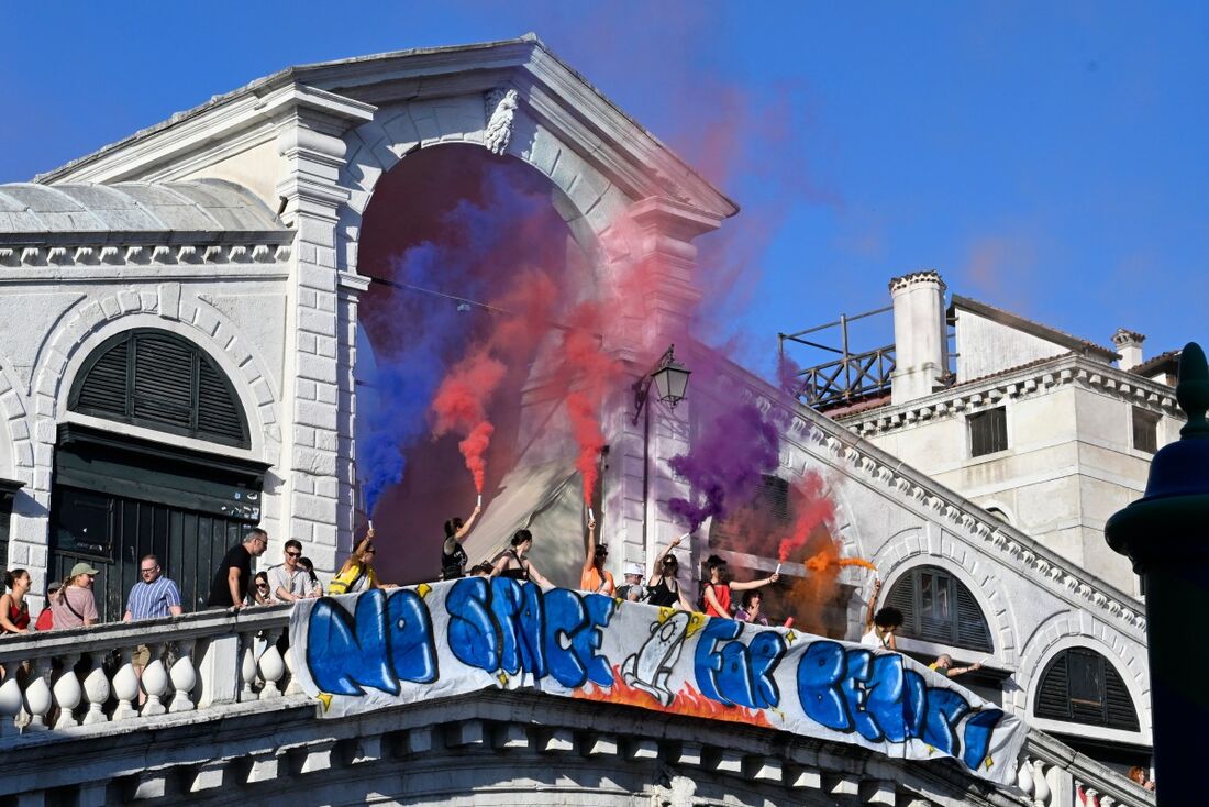 Italianos protestam contra festividades do casamento de Bezos em Veneza