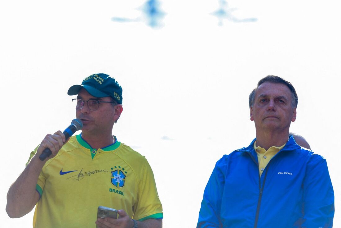 Rui Costa compara os Bolsonaro a "sequestradores" e Flávio rebate