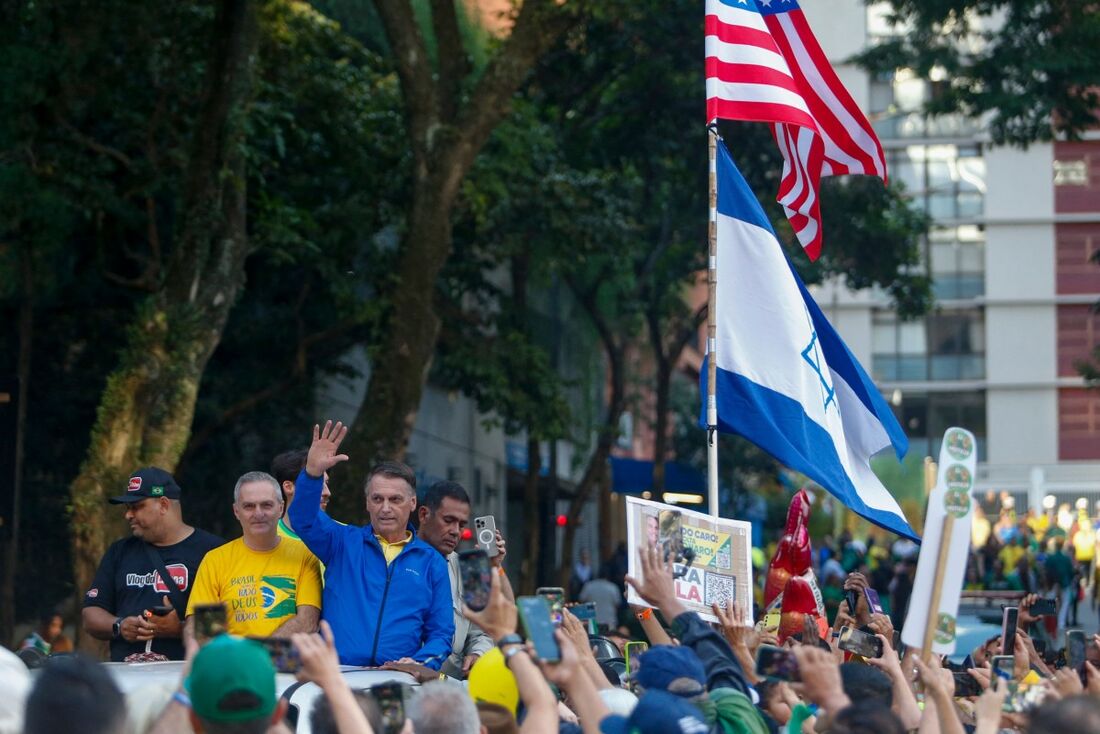 Bolsonaro pede por anistia ao lado das bandeiras dos Estados Unidos e Irael