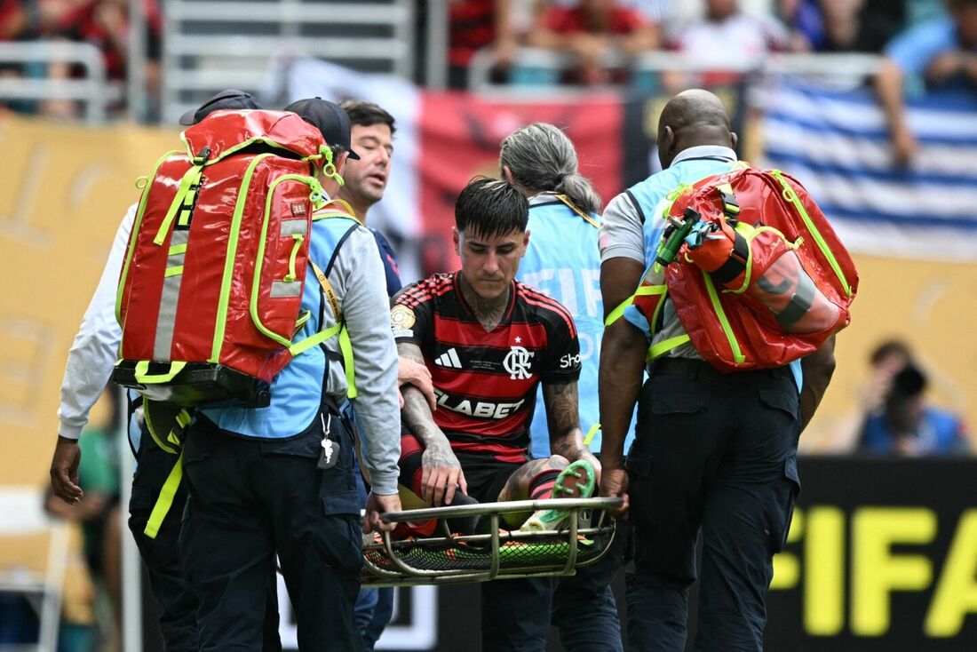Erick Pulgar, meia do Flamengo, sofreu uma fratura no pé direito e desfalcará o time por três meses