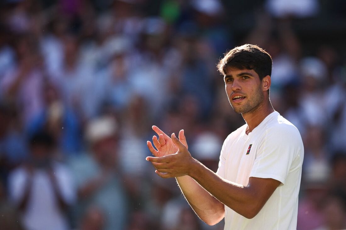 Alcaraz celebra vitória na estreia de Wimbledon