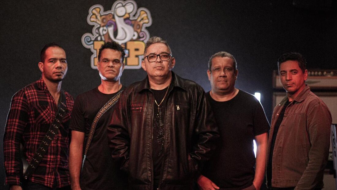 A banda Versos de Outubro é composta pelos músicos Simon Endrigo, Flávio Anderson, Eli Gonçalves, Dagmar Barros e Edinei Novaes