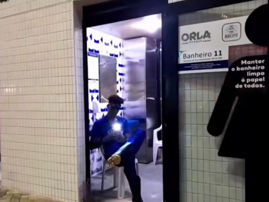 Funcionário que teria impedido entrada de mulher em banheiro na Orla de Boa Viagem é afastado pela prefeitura