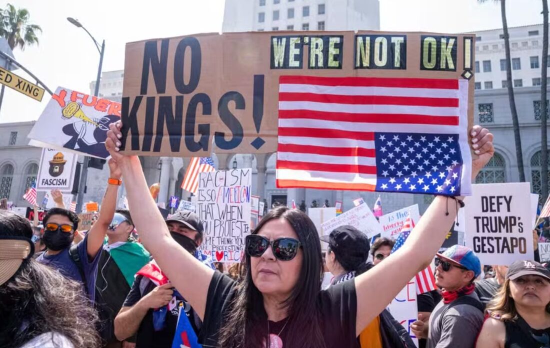 Manifestante com cartaz escrito 'Sem Reis' e 'Nós não estamos bem', em ato contra o presidente dos EUA, Donald Trump, em Los Angeles Foto: RINGO CHIU / AFP