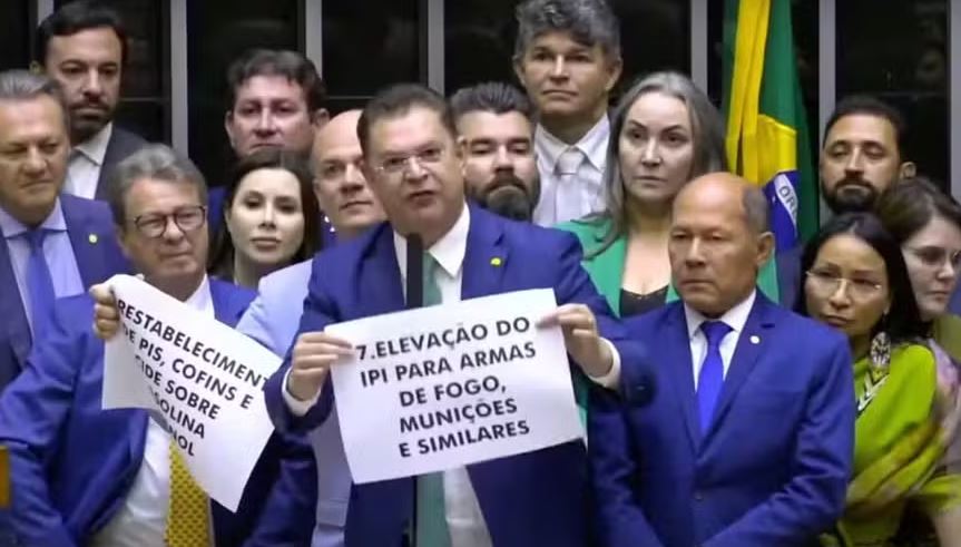 Deputados utilizam cartazes em protesto contra o ministro Fernando Haddad 