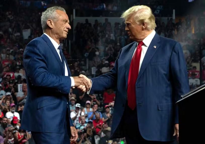 Secretário de Saúde dos EUA, Robert Kennedy Jr., e o presidente Donald Trump 