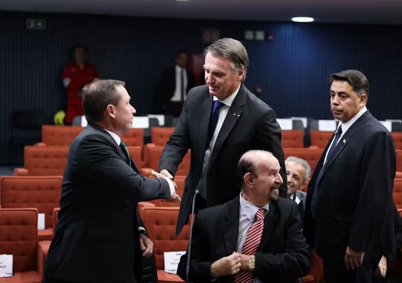 Jair Bolsonaro cumprimenta Mauro Cid durante sessão de interrogatório no STF 