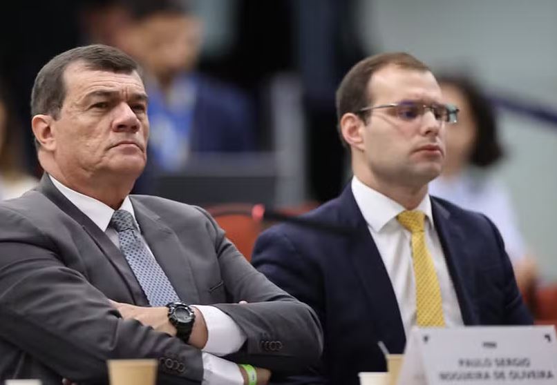 O ex-ministro da Defesa Paulo Sérgio Nogueira ao lado do advogado 