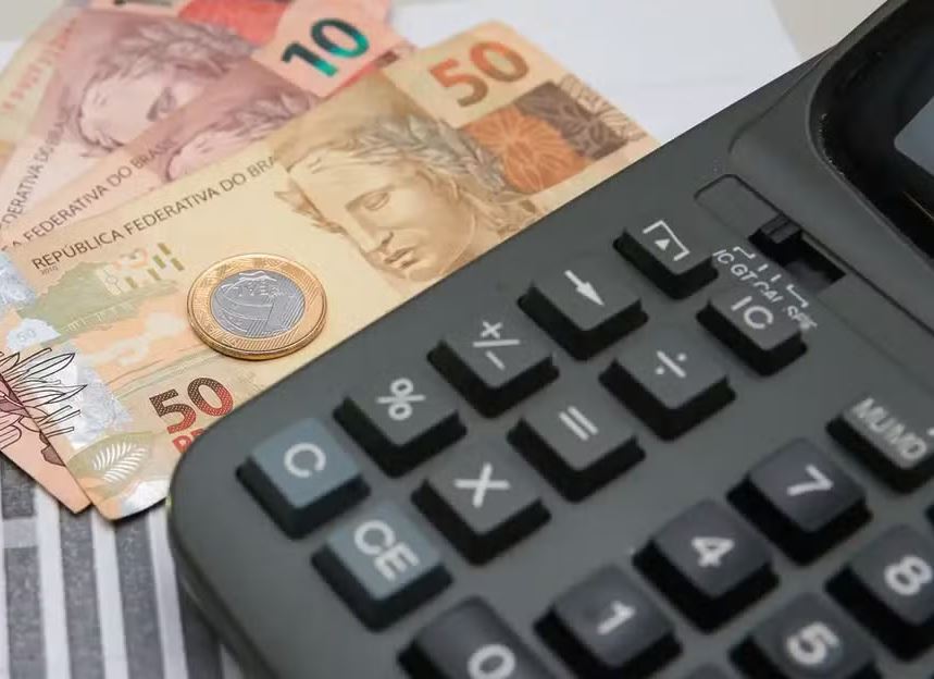 Pesquisar taxas antes de tomar empréstimo consignado é essencial, apontam especialistas 