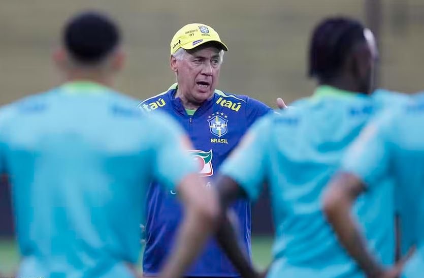Ancelotti em treino da Seleção