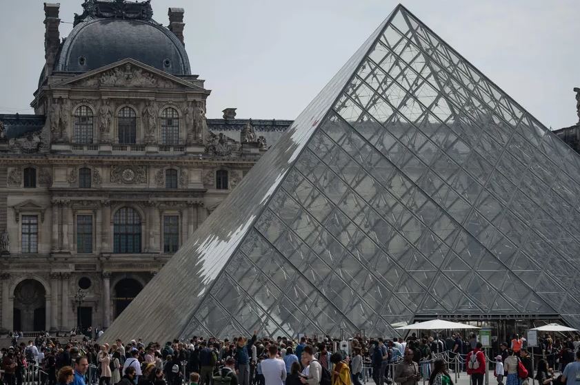 Visitantes fazem fila para entrar no Louvre