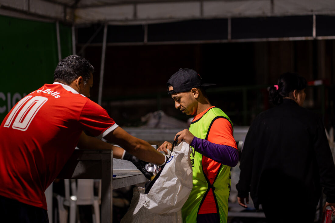 Catadores realizam operação de triagem de resíduos durante o São João de Caruaru 2025