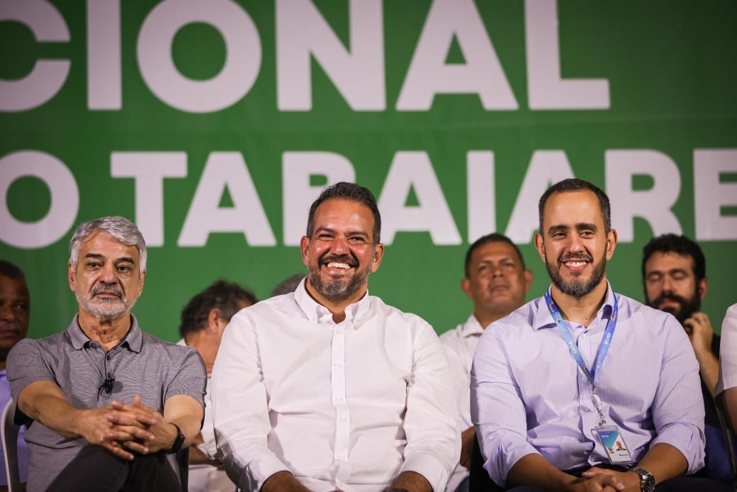 Senador Humberto Costa; secretário Felipe Cury; e o superintendente da Caixa, Marcelo Maia