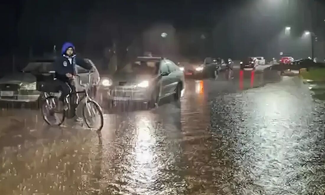 Chuva acima do esperado alaga ruas e causa transtornos em Canoas.