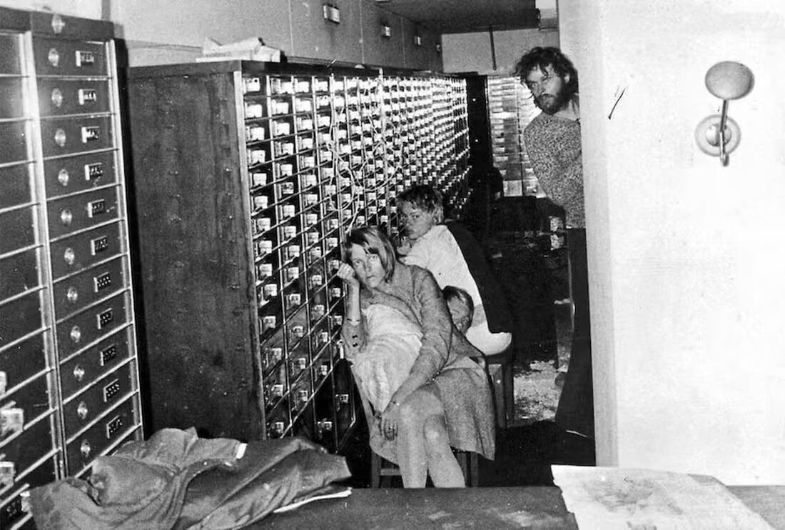 Imagem do sequestro, com a refém Kristin Enmark ao centro da foto