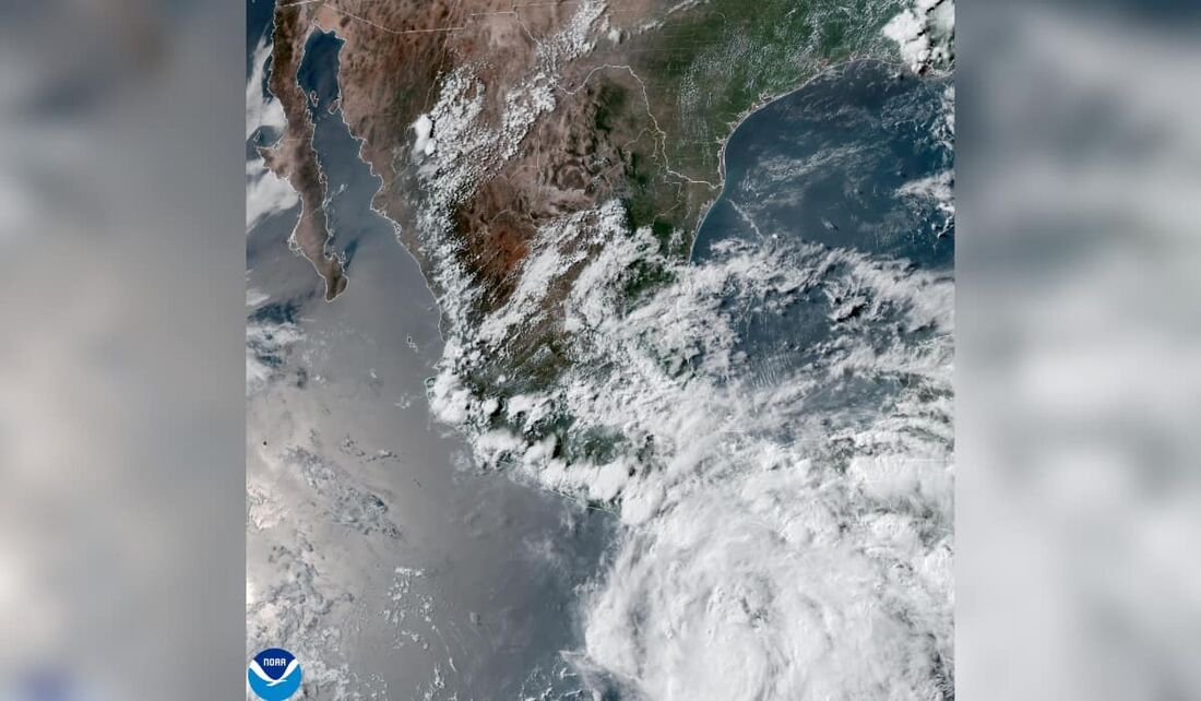 A tempestade tropical Erick atingiu a costa do Pacífico do México