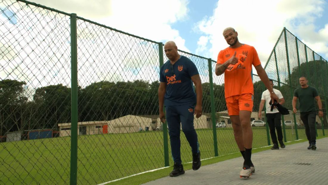 Joelinton visita CT do Sport