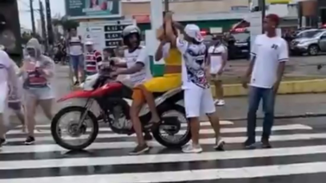 Membros de organizada do Santa Cruz roubam camisa de mulher antes do jogo entre Santa Cruz e Central