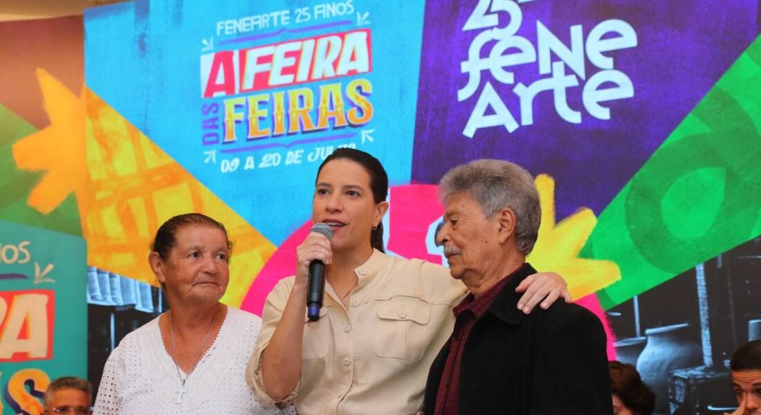 A governadora Raquel Lyra entre os artesões Francisca Xucurú e Antônio Luiz, durante anúncio da Fenearte
