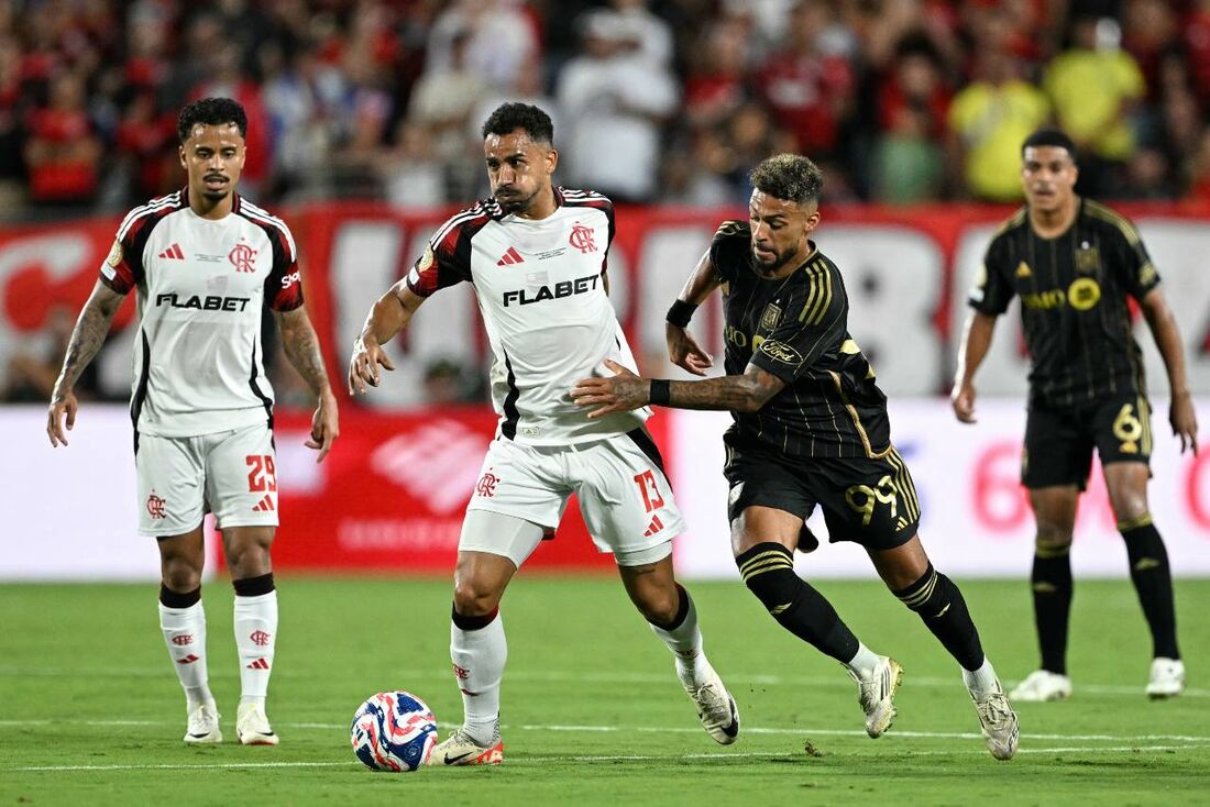 Danilo é pressionado por Bouanga, no empate entre Flamengo e Los Angeles