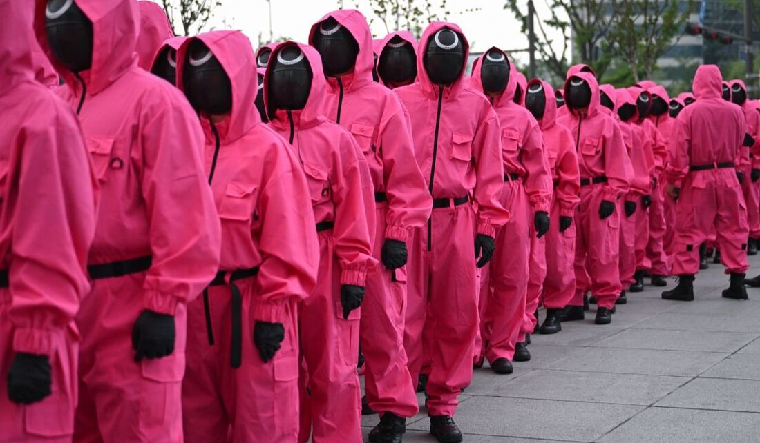 Os Pink Guards de Round 6 se apresentam durante um desfile para a série de TV sul-coreana da Netflix, "Round 6 Season 3", na Praça Gwanghwamun, em Seul