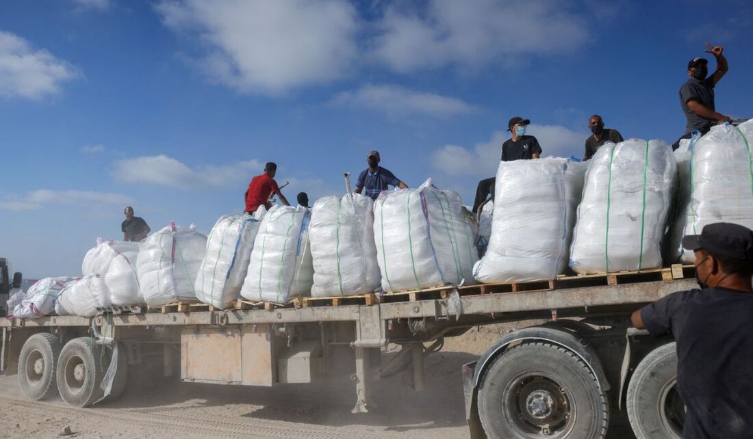 Voluntários de famílias palestinas se organizaram em comitês para evitar roubos e guardaram caminhões que transportavam ajuda humanitária ao entrarem na Faixa de Gaza pela passagem de Zikim, controlada por Israel