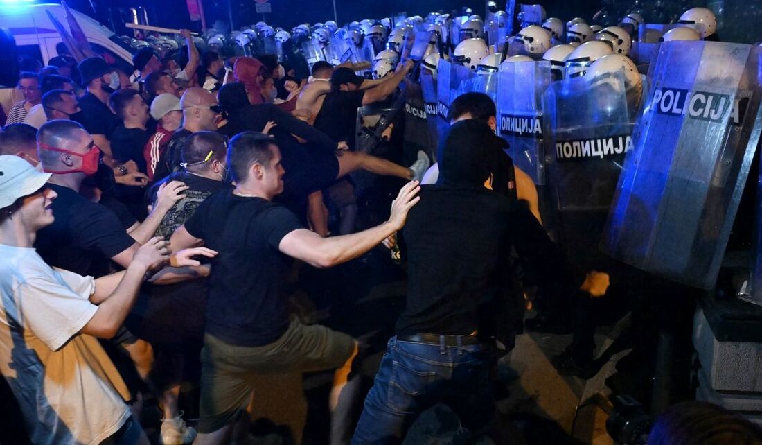 Manifestantes entram em confronto com a polícia de choque sérvia enquanto dezenas de milhares de manifestantes se reúnem no centro de Belgrado